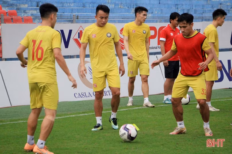 Các cầu thủ xứ Thanh tập làm quen sân Hà Tĩnh