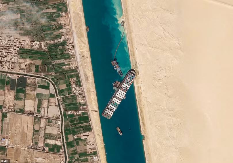 Cận cảnh quá trình giải cứu tàu chắn ngang kênh Suez