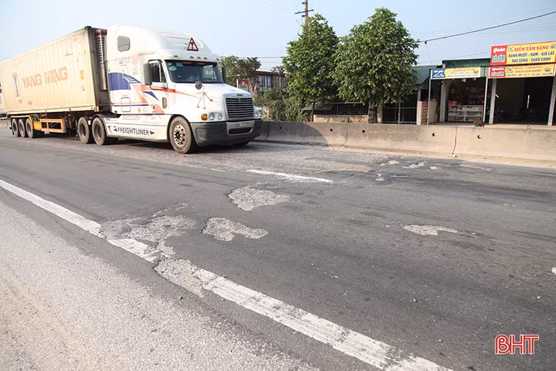 Đẩy nhanh tiến độ nâng cấp, sửa chữa mặt đường QL 1A qua Hà Tĩnh