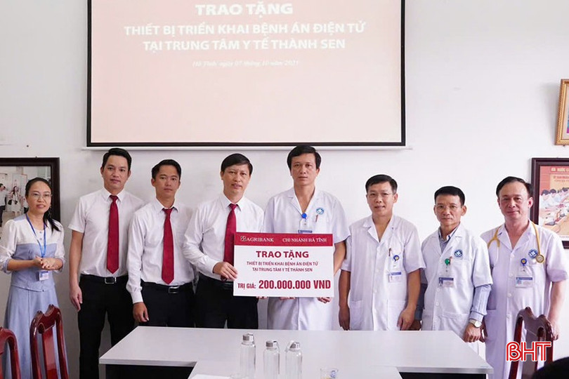 Phó Giám đốc Agribank Chi nhánh Hà Tĩnh Võ Huy trao tặng thiết bị triển khai bệnh án điện tử trị giá 200 triệu đồng cho Trung tâm Y tế Thành Sen.