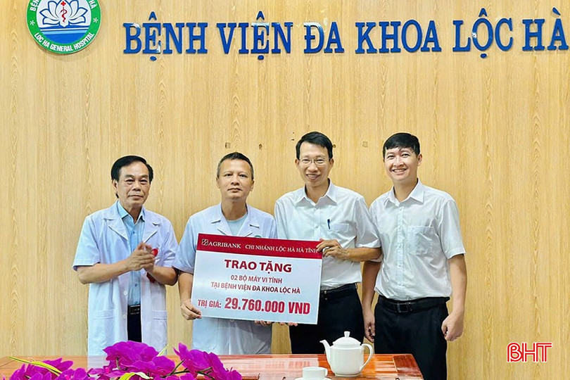 Đại diện Agribank Lộc Hà trao tặng 2 bộ máy vi tính trị giá gần 30 triệu đồng cho Bệnh viện Đa khoa Lộc Hà.