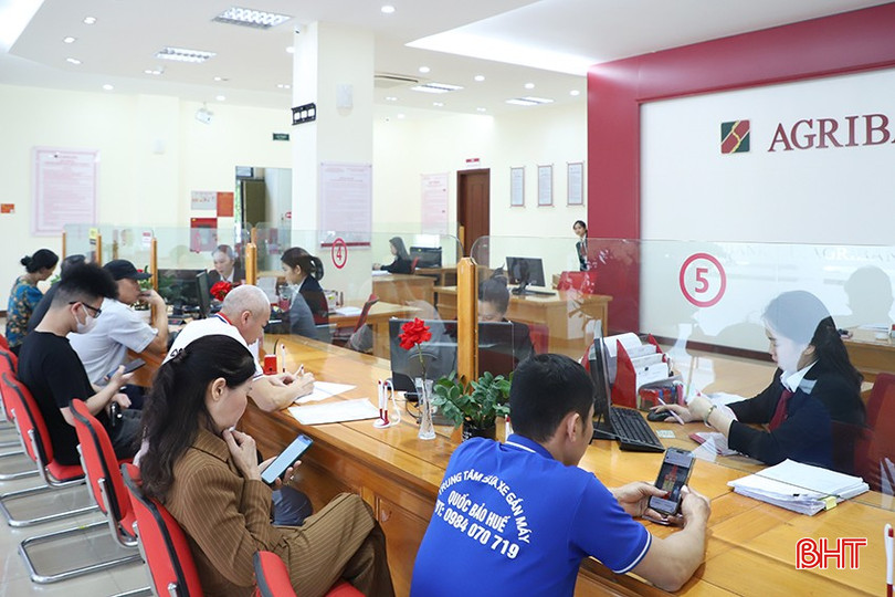 Khách hàng đến giao dịch tại Agribank Thành Sen.