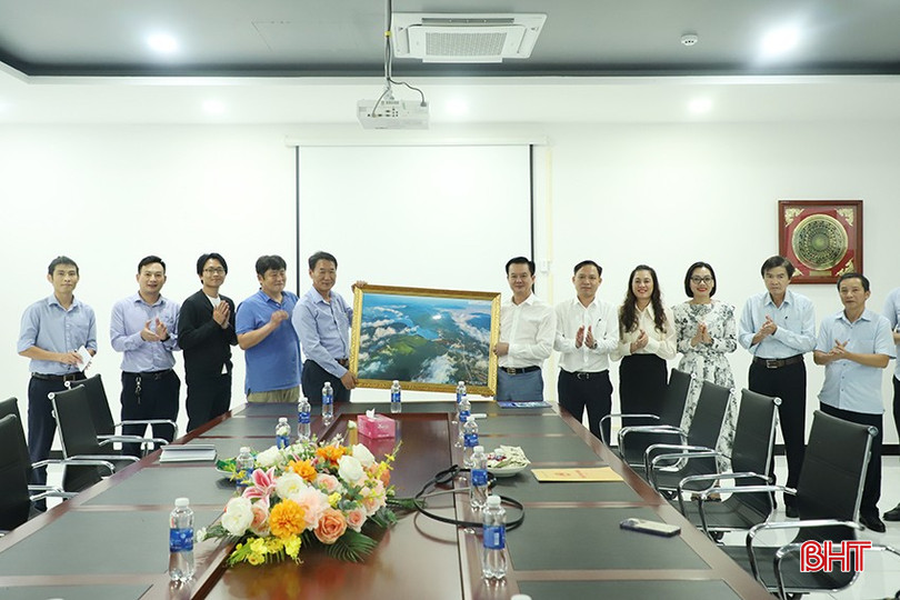 Phó Chủ tịch UBND tỉnh Trần Báu Hà và các thành viên trong đoàn chúc mừng Công ty TNHH Nhiệt điện Vũng Áng II.