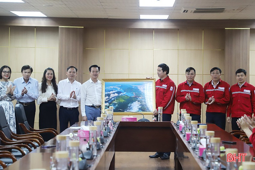 Đoàn chúc mừng Công ty Điện lực Dầu khí Hà Tĩnh.