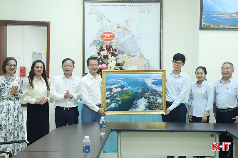 Đoàn chúc mừng Công ty TNHH Đầu tư xây dựng hạ tầng Phú Vinh.
