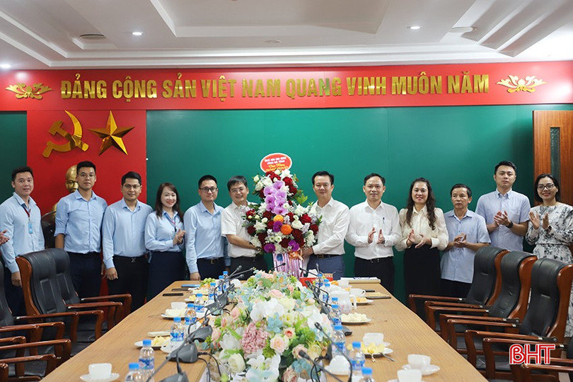 Đoàn chúc mừng VietinBank Chi nhánh Hà Tĩnh.