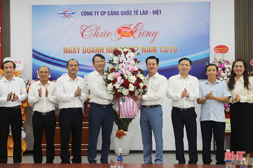 Đoàn chúc mừng Công ty CP Cảng Quốc tế Lào – Việt.