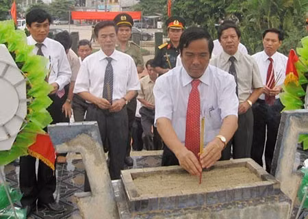 Ông Nguyễn Thanh Bình và các đại biểu thành kính dâng hương