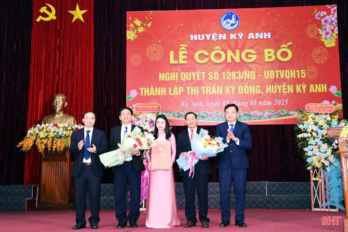 Đại tá Nguyễn Xuân Thao - Giám đốc Công an tỉnh trao nghị quyết thành lập cho lãnh đạo lãnh đạo thị trấn Kỳ Đồng.