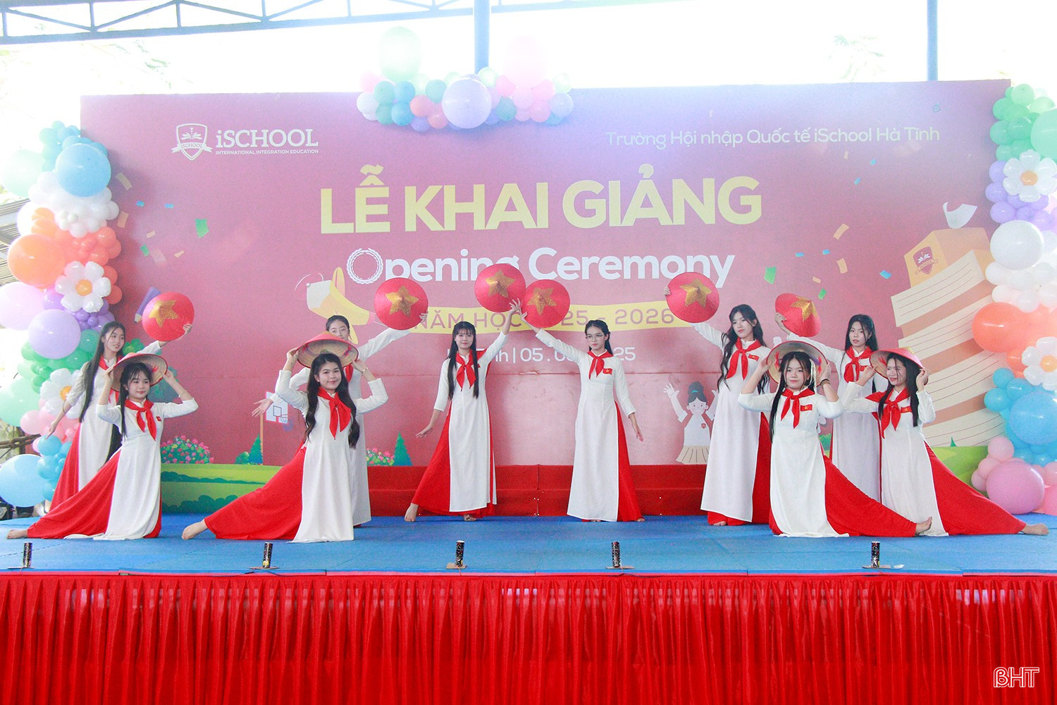 Các tiết mục văn nghệ chào mừng năm học mới.