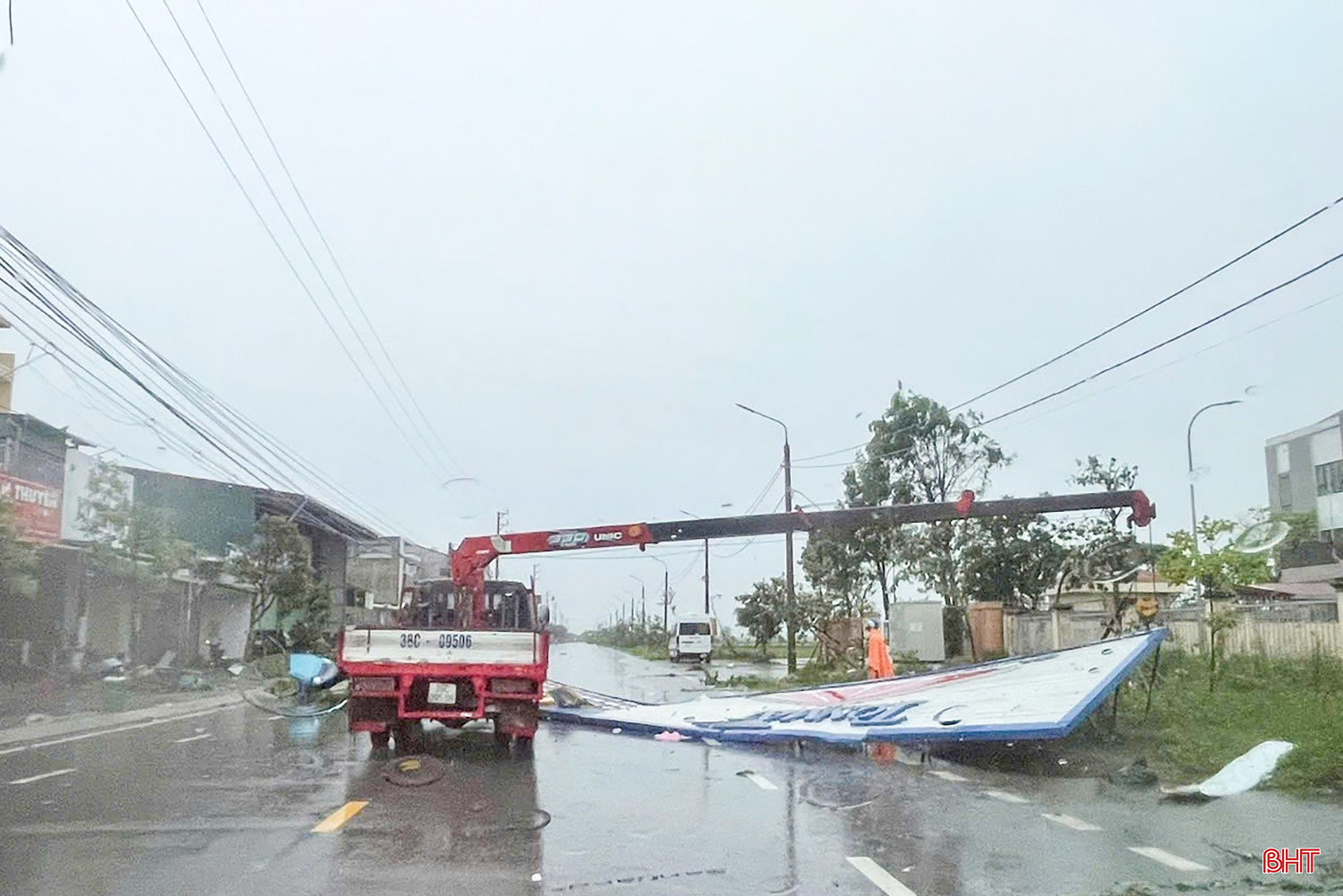 Theo thống kê ban đầu, xã Can Lộc có 1.600 ha/1.810 ha lúa bị đổ, 82ha hoa màu bị ngập úng; hơn 36.500 cây bóng mát, cây ăn quả bị gãy đổ; 182 biển quảng cáo của hộ dân, panô bị gãy, bão cuốn bay; 655 công trình phụ trợ của Nhân dân bị hư hỏng; 15 cột điện các loại bị gãy đổ; một số tuyến đường giao thông bị tắc đường do cây đổ. Ảnh: Tháo dỡ các biển quảng cáo bị đổ gây ảnh hưởng giao thông.