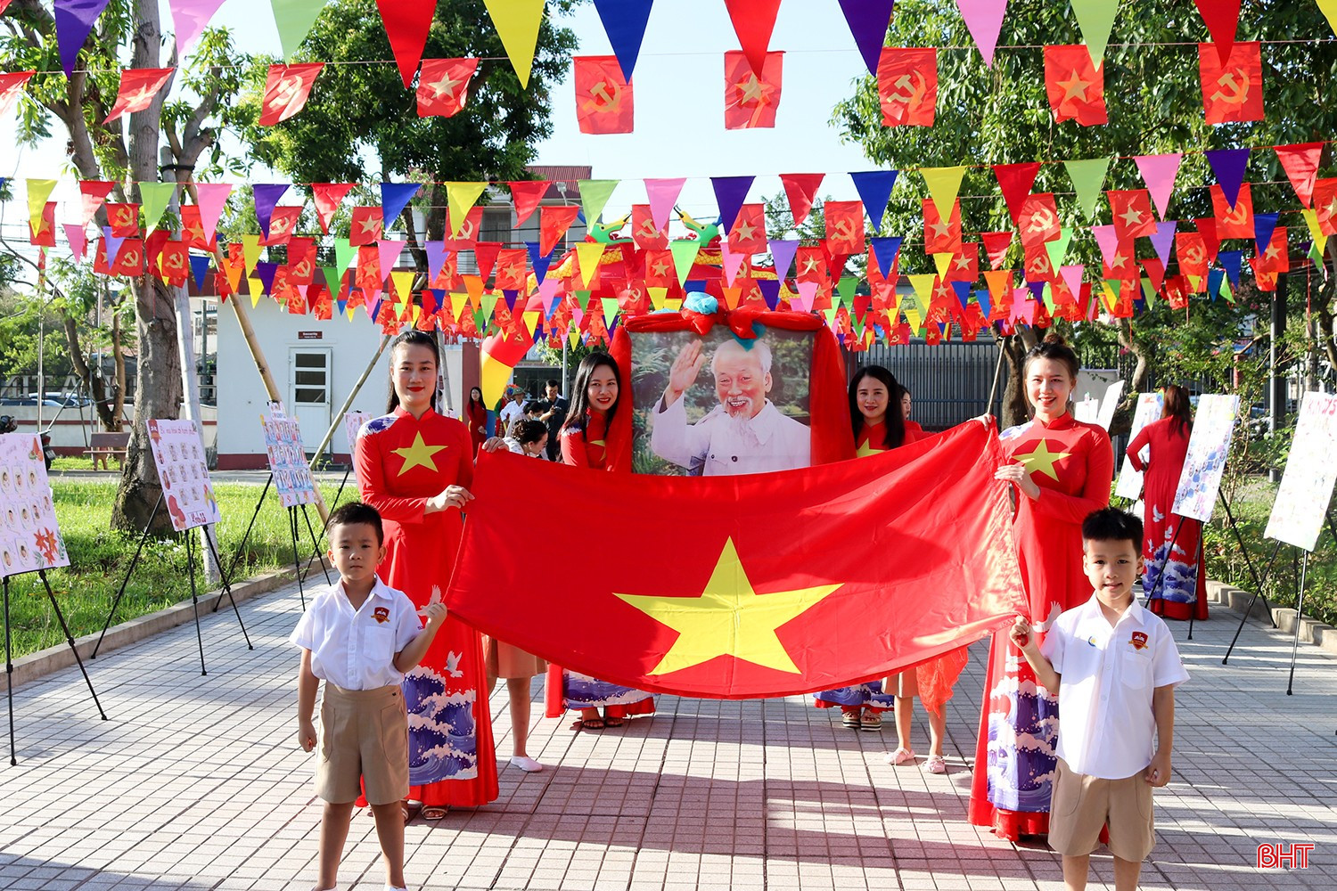 Giáo viên, học sinh Trường Hội nhập quốc tế iSchool Hà Tĩnh trong ngày khai trường.