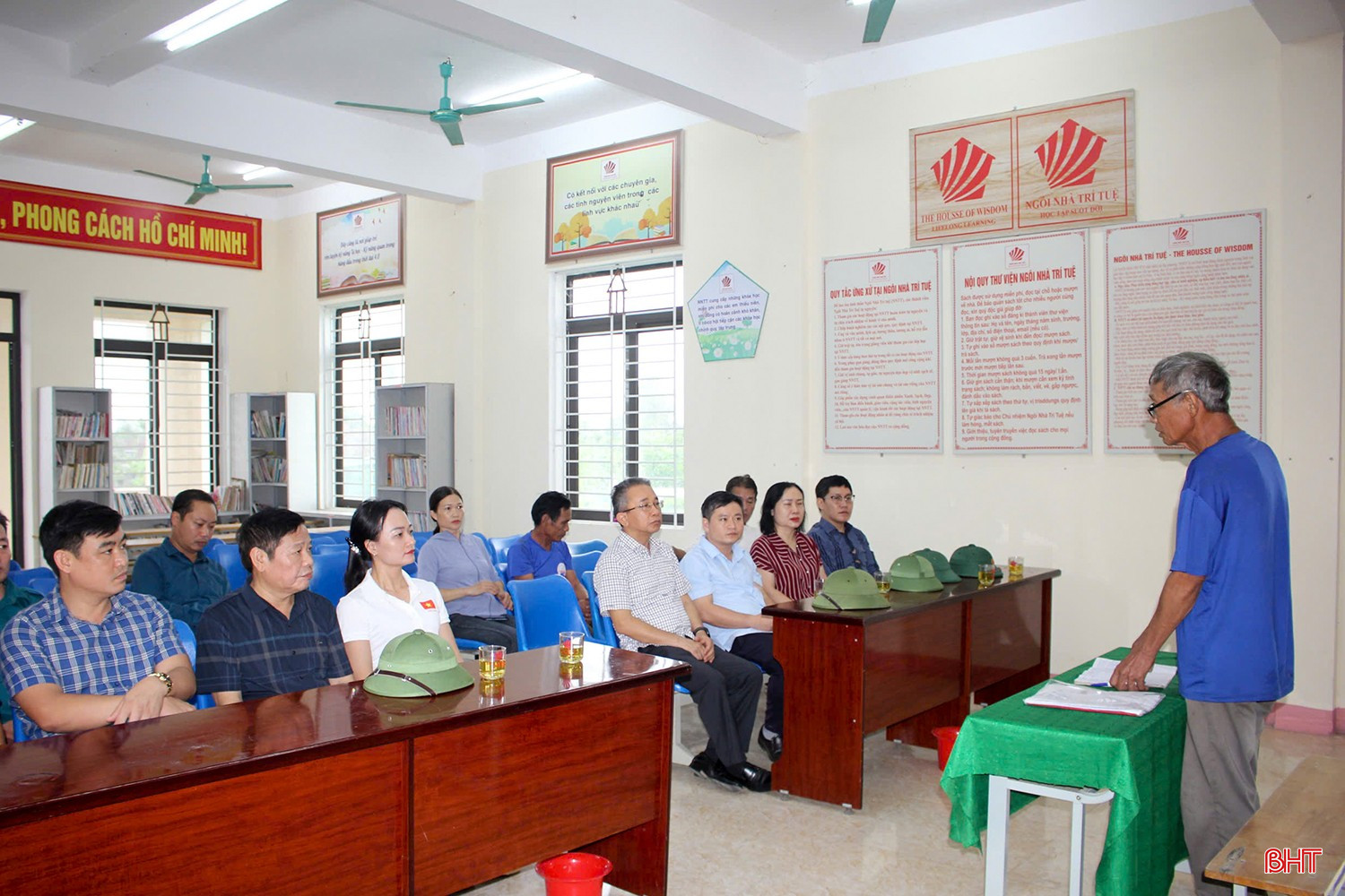 Đoàn công tác nghe lãnh đạo thôn Đồng Kim, xã Đồng Lộc báo cáo công tác phòng, chống bão số 5.