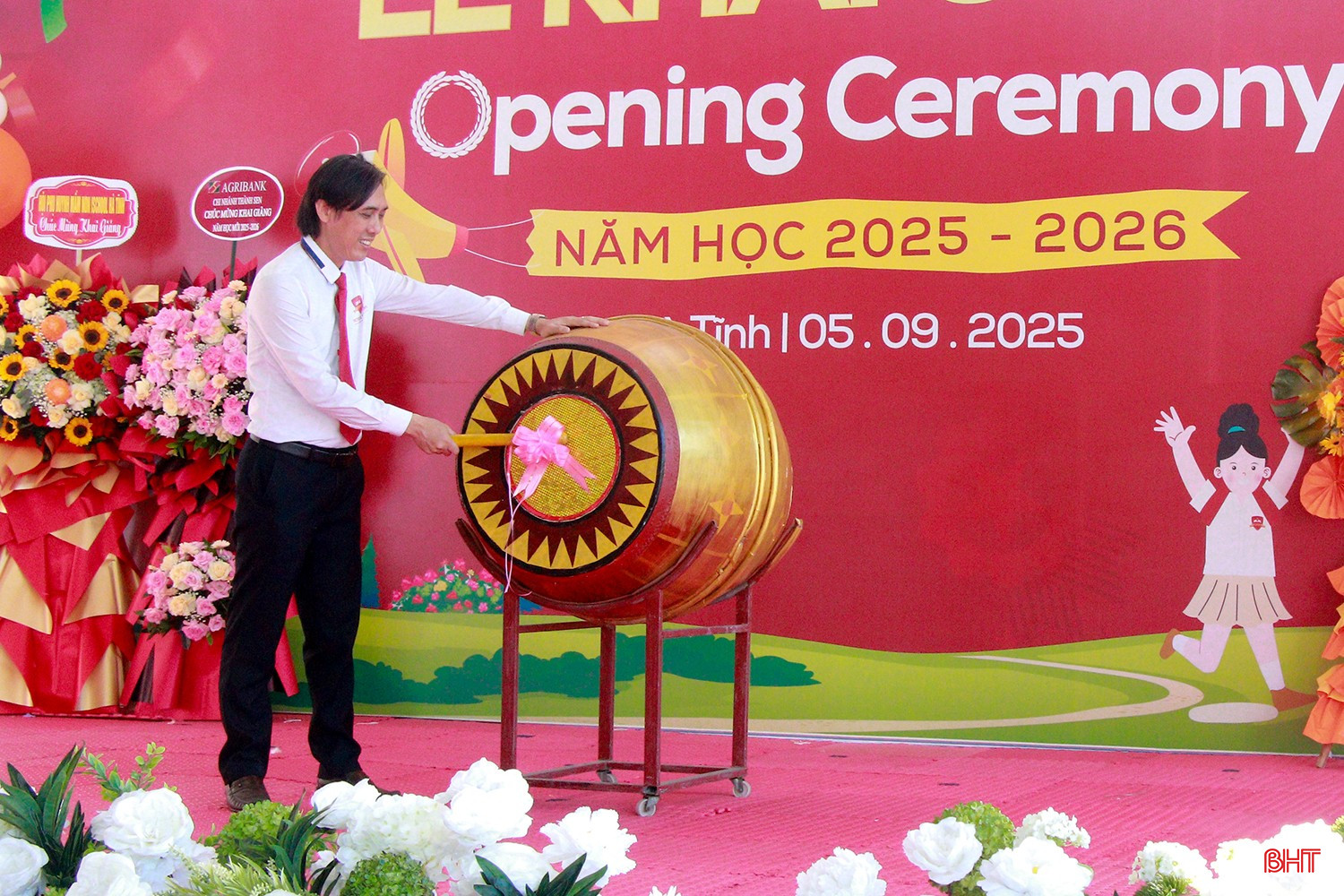 Thầy Trần Hải Ngọc - Hiệu trưởng Trường HNQT iSchool Hà Tĩnh đánh trống khai giảng năm học mới.