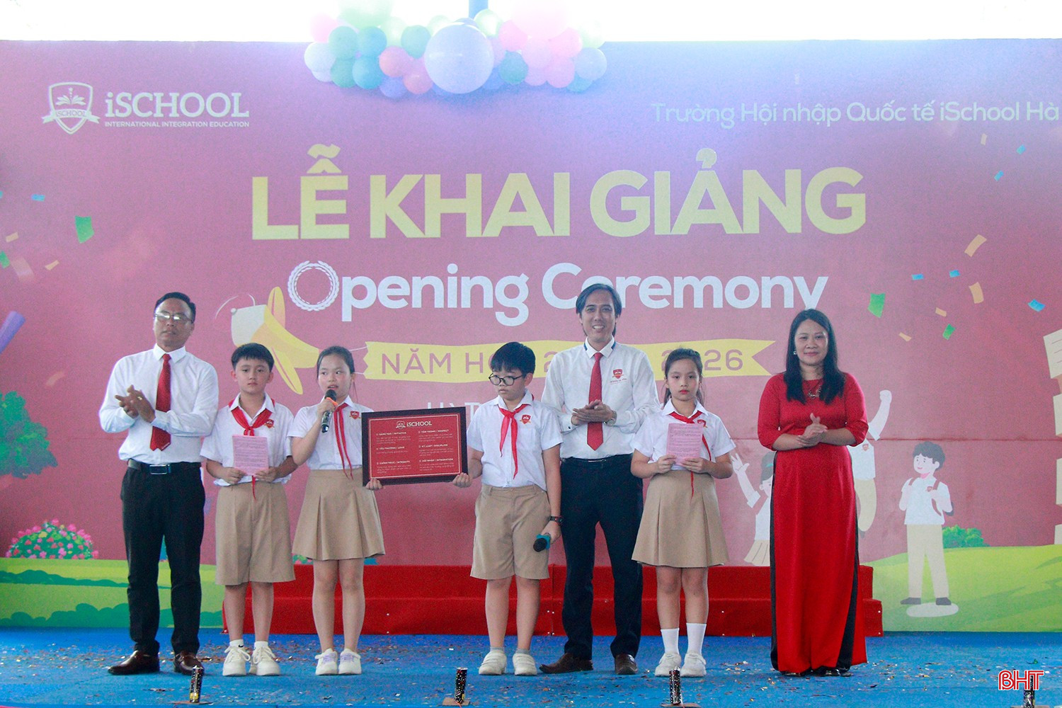 Ban Giám hiệu nhà trường trao biểu trưng 6 giá trị cốt lõi cho đại diện học sinh, thể hiện quyết tâm thực hiện mục tiêu xuyên suốt là đào tạo học sinh phát triển toàn diện, trở thành công dân toàn cầu, tự tin và bản lĩnh.