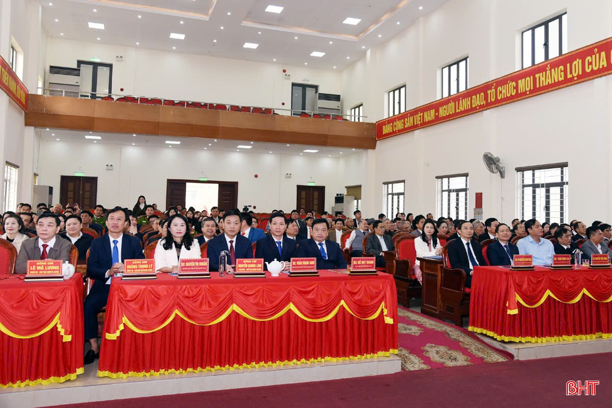 Các đại biểu tham dự buổi lễ.