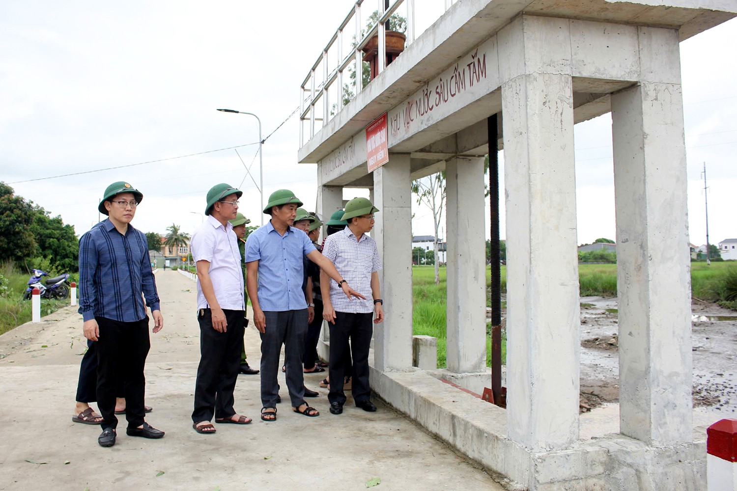 Chủ nhiệm UBKT Tỉnh uỷ Hà Văn Trọng, kiểm tra hệ thống thoát nước trên địa bàn xã Can Lộc.