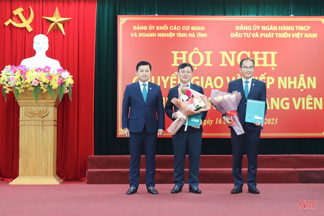 Công bố các quyết định về chuyển giao tổ chức cơ sở đảng và đảng viên