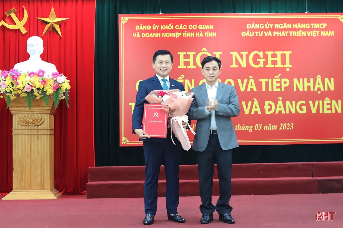 Công bố các quyết định về chuyển giao tổ chức cơ sở đảng và đảng viên