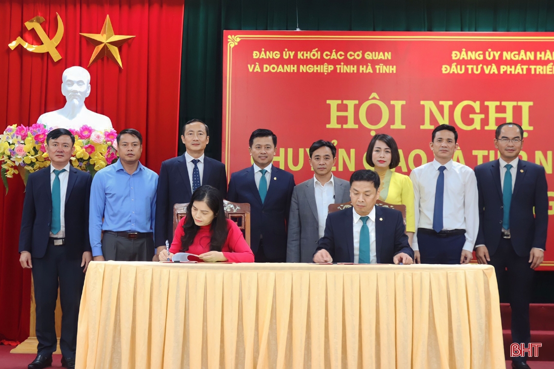 Công bố các quyết định về chuyển giao tổ chức cơ sở đảng và đảng viên