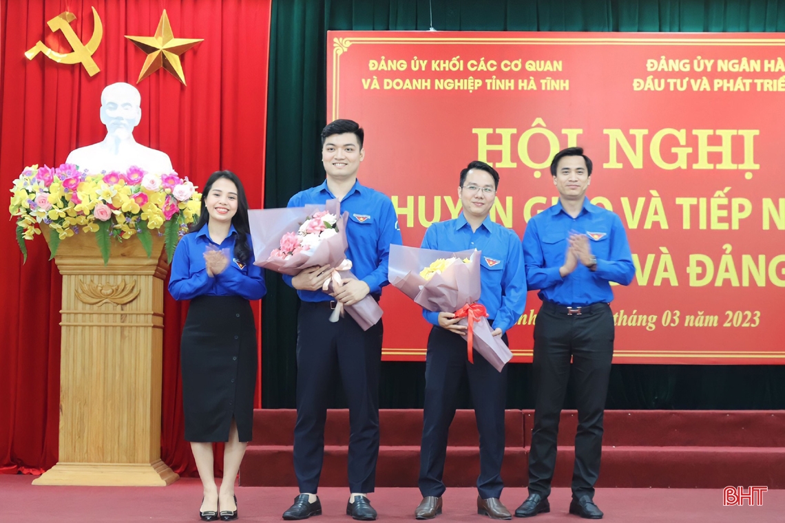 Công bố các quyết định về chuyển giao tổ chức cơ sở đảng và đảng viên