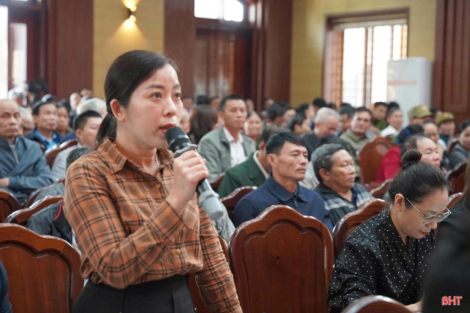 Cử tri Nguyễn Vũ Hồng - Công chức phòng Kinh tế, Hạ tầng và Đô thị, UBND phường Bắc Hồng Lĩnh kiến nghị các vấn đề liên quan đến phát triển kinh tế đô thị.