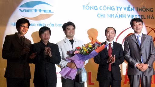 Ông Nguyễn Thiện - Phó Chủ tịch UBND tỉnh; Nguyễn Đình Phú - Giám đốc Sở Thông tin - Truyền thông và Ban Giám đốc Chi nhánh Viettel Hà Tĩnh tặng quà khách hàng may mắn trúng giải đặc biệt (điện thoại di động E63).