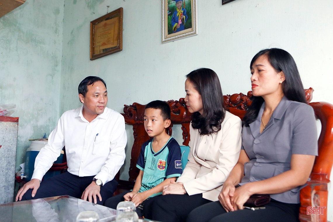 Bí thư Tỉnh ủy trao quà tết, động viên trẻ mồ côi hoàn cảnh khó khăn