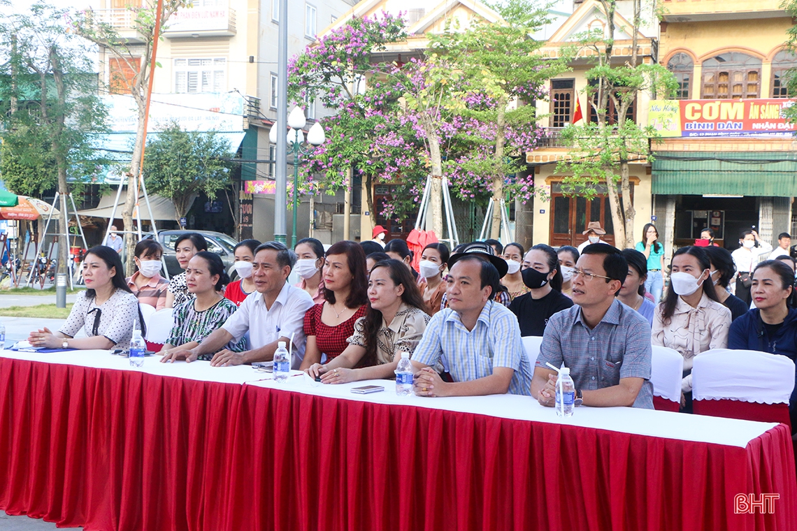 378 họa sỹ “nhí” thi vẽ tranh “Hà Tĩnh - thành phố em yêu”