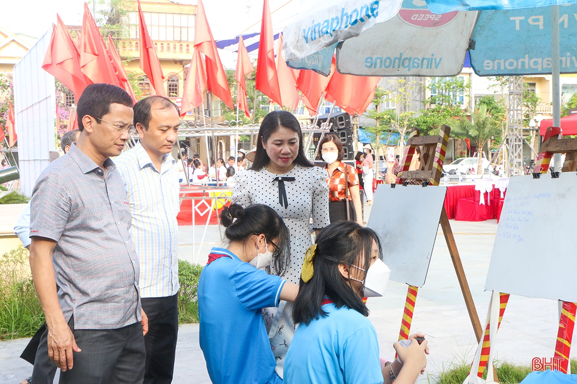 378 họa sỹ “nhí” thi vẽ tranh “Hà Tĩnh - thành phố em yêu”