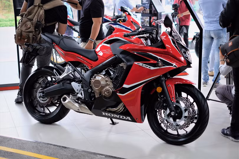 Honda CBR650F - 233,9 triệu đồng: Là phiên bản sport-bike của CB650F, mẫu CBR650F không khác nhau về công nghệ, tính năng và động cơ, chỉ khác về thiết kế thiên về khí động học. Xe từng ra mắt tại Nhật Bản vào tháng 4/2017 tại Nhật Bản. Honda ra mắt 9 mẫu xe phân khối lớn, giá cao nhất 1,2 tỷ đồng