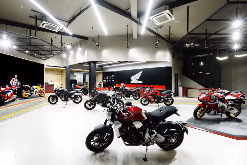 Sáng nay (18/5), Honda Moto chính thức khai trương cửa hàng đầu tiên tại TP.HCM với tổng cộng 9 mẫu xe được phân phối. Trong đó có 5 chiếc nhập khẩu từ Thái Lan và 4 chiếc nhập khẩu từ Nhật Bản. Giống như mô hình Big Wing ở Thái Lan, Honda Moto tại Việt Nam chỉ bày bán dòng xe hạng 500 phân khối trở lên. Honda ra mắt 9 mẫu xe phân khối lớn, giá cao nhất 1,2 tỷ đồng