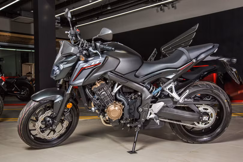 Honda CB650F - 225,9 triệu đồng: CB650F định vị phía trên CB500F, vẫn thuộc phân khúc tầm trung. Xe kế thừa kiểu dáng từ chiếc CB1000R đình đám một thời. Động cơ loại 4 xy-lanh thẳng hàng, dung tích 649 cc, công suất 90 mã lực và mô-men xoắn 64 Nm. Hộp số 6 cấp. Honda ra mắt 9 mẫu xe phân khối lớn, giá cao nhất 1,2 tỷ đồng