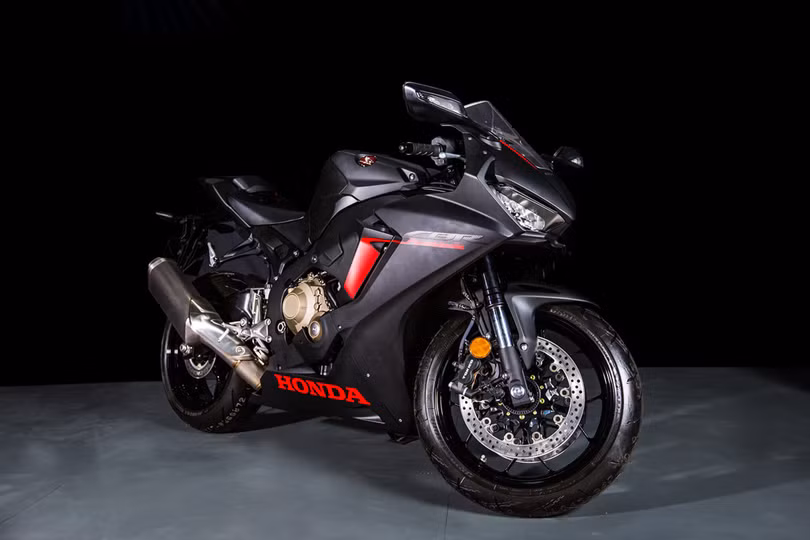 Honda CBR1000RR Fireblade - 560 triệu đồng: CBR1000RR Fireblade 2017 từng được Honda trưng bày tại triển lãm Vietnam Motorcycle Show. Mẫu sport-bike đầu bảng của Honda trang bị động cơ 4 xi-lanh thẳng hàng, dung tích 998 cc, công suất 189 mã lực và mô-men xoắn 116 Nm. Xe có một loạt trang bị như điều khiển bướm ga, kiểm soát lực kéo, kiểm soát chống nhấc bánh, sang số nhanh... Honda ra mắt 9 mẫu xe phân khối lớn, giá cao nhất 1,2 tỷ đồng