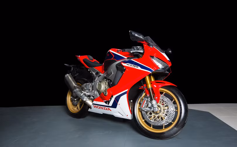 Honda CBR1000RR Fireblade SP - 678 triệu đồng: SP là phiên bản cao cấp hơn của mẫu Honda CBR1000RR Fireblade. Xe tiết giảm 1 kg so với phiên bản thường, bên cạnh một loạt trang bị bổ sung, gồm phuộc trước sau Ohlins, ống xả titan và phanh Brembo. Honda ra mắt 9 mẫu xe phân khối lớn, giá cao nhất 1,2 tỷ đồng