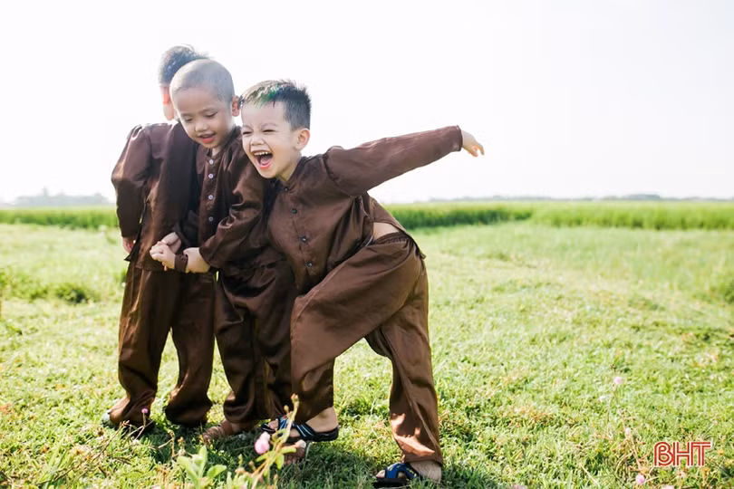 Ngộ nghĩnh bộ ảnh “Bé làm nông dân” của trẻ Mầm non Trí Đức