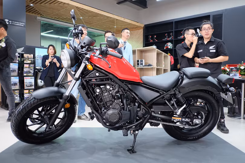 Honda Rebel 500 - 180 triệu đồng: So với bản 300, Rebel 500 không khác biệt về thiết kế. Thay đổi cụ thể nhất là khối động cơ 2 xy-lanh đôi, dung tích 471 cc, cho công suất 45,4 mã lực tại vòng tua 8.500 vòng/phút và mô-men xoắn 44,7 Nm tại vòng tua 6.000 vòng/phút. Hộp số 6 cấp. Honda ra mắt 9 mẫu xe phân khối lớn, giá cao nhất 1,2 tỷ đồng