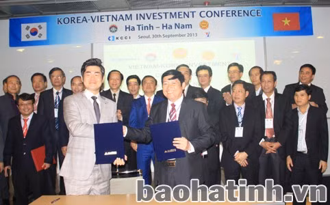 Tổng Giám đốc Tổng Công ty KS&TM Hà Tĩnh Dương Tất Thắng và đại diện Công ty Dongcheon ký ghi nhớ về cung cấp khoáng sản. Giám đốc Công ty chăn nuôi Mitraco Lê Văn Nhị và Giám đốc Công ty công nghệ môi trường Kukajae Lee Jin Seok ký ghi nhớ về chuyển giao công nghệ thiết bị xử lý môi trường sau chăn nuôi.