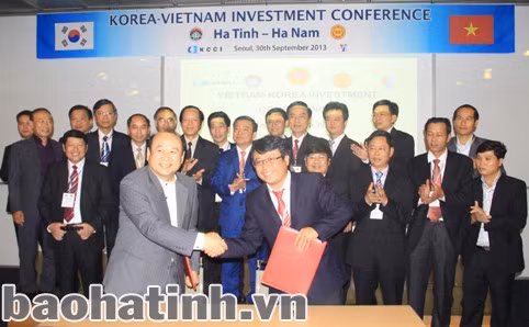 Tổng Giám đốc Tổng Công ty KS&TM Hà Tĩnh Dương Tất Thắng và đại diện Công ty Dongcheon ký ghi nhớ về cung cấp khoáng sản. Giám đốc Công ty chăn nuôi Mitraco Lê Văn Nhị và Giám đốc Công ty công nghệ môi trường Kukajae Lee Jin Seok ký ghi nhớ về chuyển giao công nghệ thiết bị xử lý môi trường sau chăn nuôi.