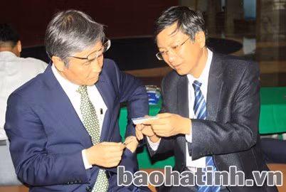 Trưởng BQL Khu vực mỏ sắt Thạch Khê Thái Văn Hóa cùng các nhà đầu tư Hàn Quốc trao đổi thông tin về tiềm năng, cơ hội đầu tư vào Hà Tĩnh