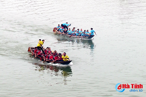 Hơn 100 tay chèo tranh tài đua thuyền trên sông Cửa Sót