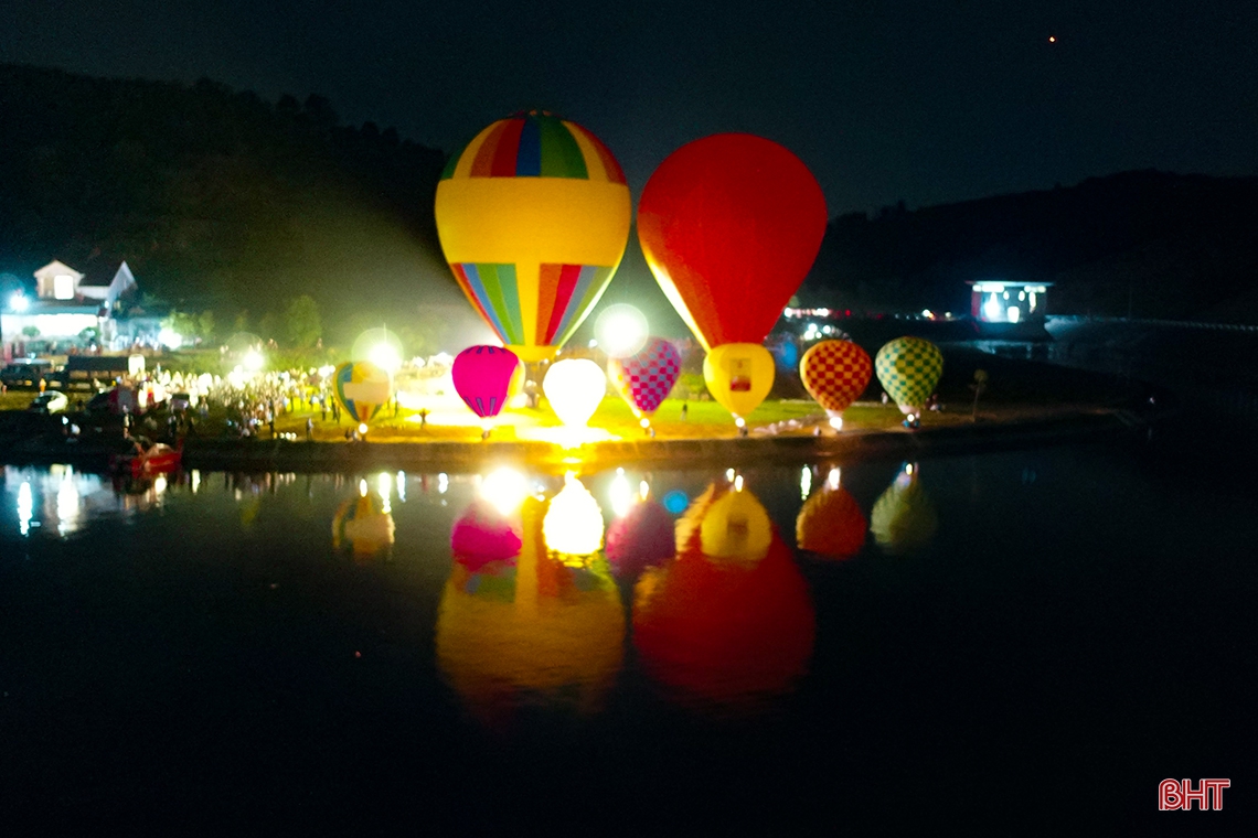 Rực rỡ đêm hoa đăng khinh khí cầu chào mừng SEA Games 31 ở Hà Tĩnh