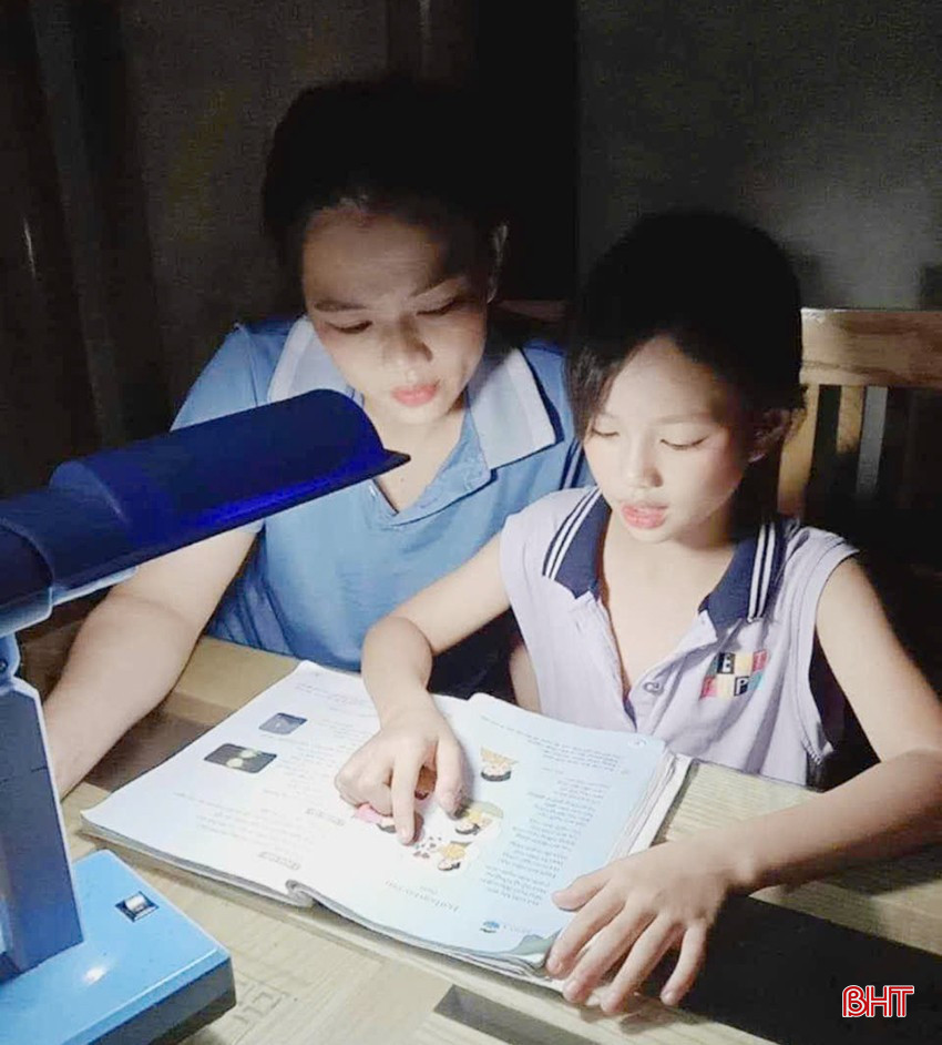Chị Phan Thị Mỹ Duyên luôn cùng con học bài vào mỗi tối.