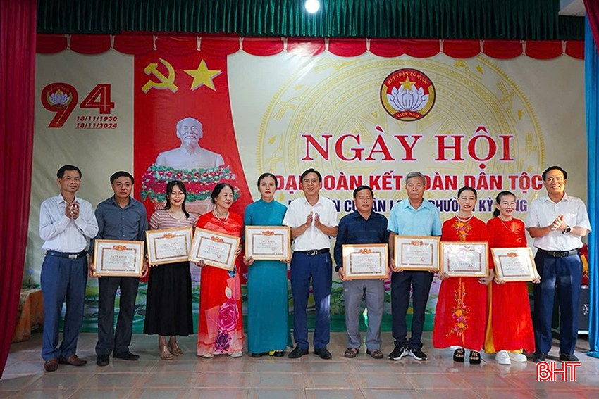 bqbht_br_8-gia-dinh-cua-to-dan-pho-tan-long-duoc-ubnd-phuong-ky-long-tx-ky-anh-tuyen-duong-vi-co-nhieu-thanh-tich-trong-phong-trao-xay-dung-gia-dinh-van-hoa-xay-dung-do-thi-van-minh.jpg