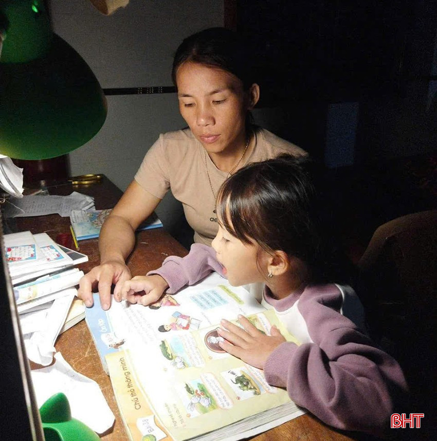 Với sự kèm cặp của bố mẹ, nhiều em học sinh đã dần tiến bộ và ý thức hơn trong học tập.