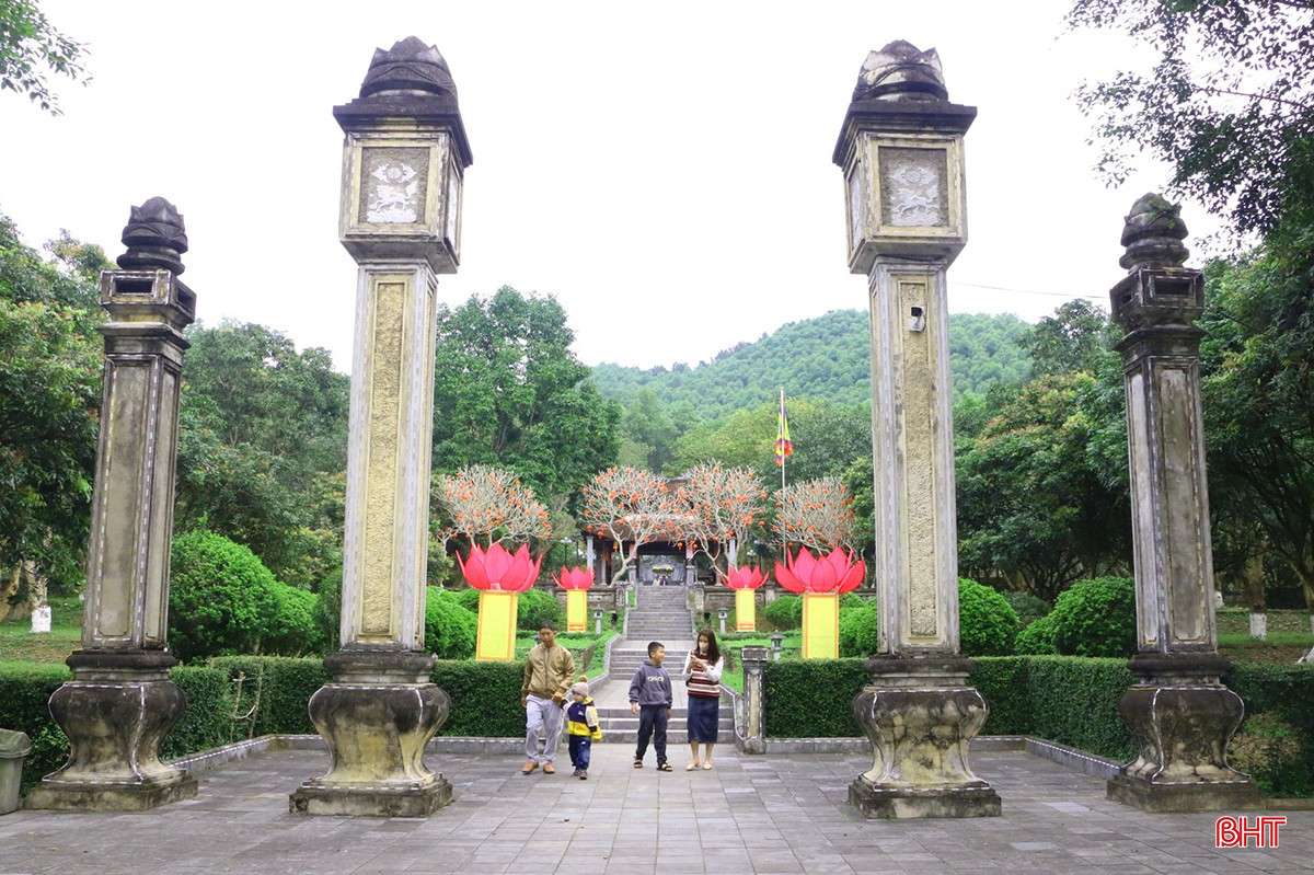 Cách khu lưu niệm và nhà thờ Hải Thượng Lãn Ông về phía Đông khoảng 7km là khu mộ và tượng đài của ông. Di tích thuộc thôn Hải Thượng, xã Sơn Trung. Nơi đây có phong cảnh sơn thủy hữu tình, bốn mùa “thông reo, gió hát”. (Ảnh tư liệu).