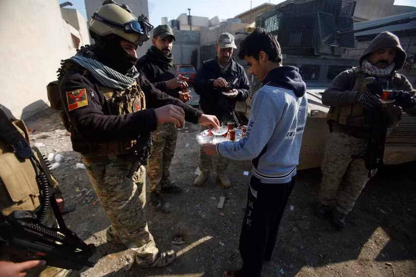photo canh dau sung ac liet tren cac con pho o dong mosul