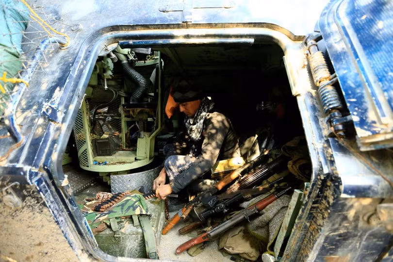 photo canh dau sung ac liet tren cac con pho o dong mosul