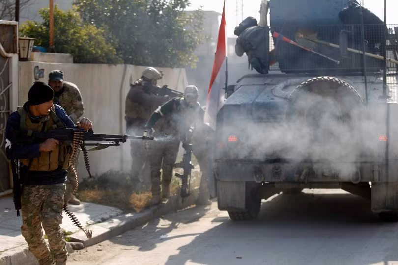 photo canh dau sung ac liet tren cac con pho o dong mosul