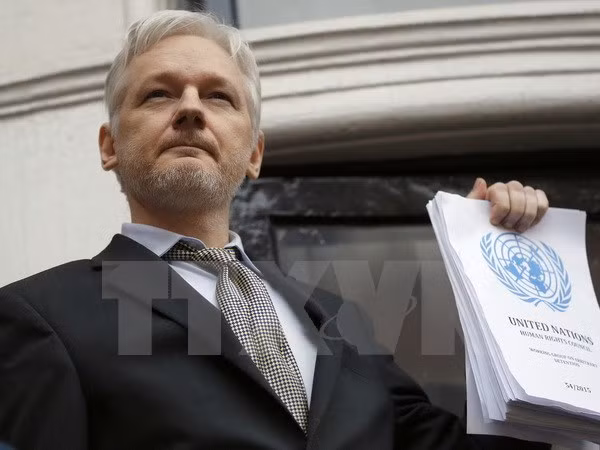 wikileaks boc me am muu cua gioi chuc my nham vao ong donald trump